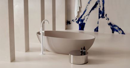 Beżowa wanna wolnostojąca z białą baterią