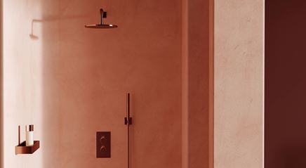 Strefa prysznicowa z miedzianymi bateriami