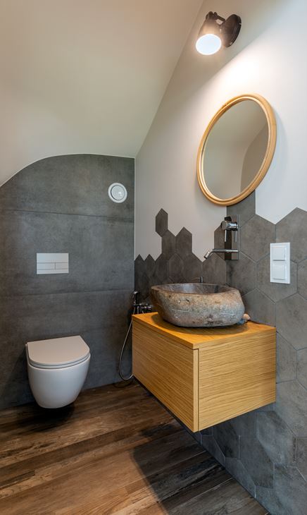 Toaleta z betonem, drewnem i kamienną umywalką