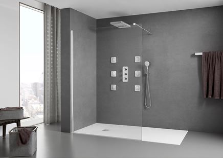 Minimalistyczna łazienka z oknem i kabiną walk-in