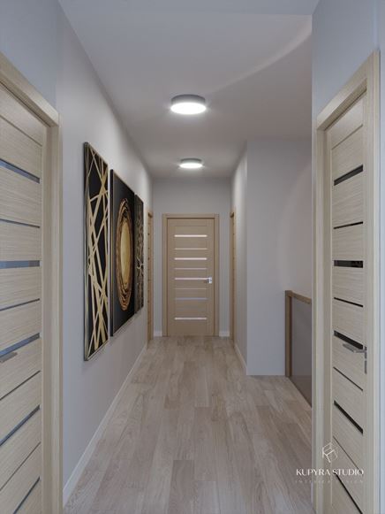 Przedpokój z galerią abstrakcyjnych obrazów