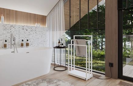 Mozaikowa łazienka z wanną wolnostojącą i dużym oknem
