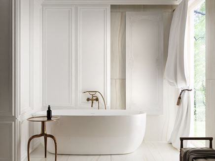 Biała łazienka glamour z oknem