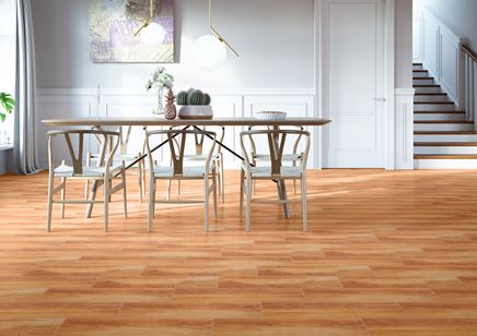 Klasyczna jadalnia z jasnym drewnem