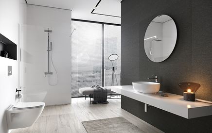 Przestronna łazienka z oknem w nowoczesnej stylistyce