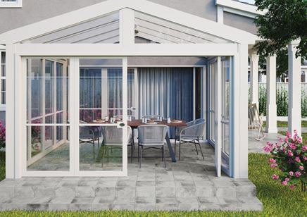 Przeszklona altana w ogrodzie