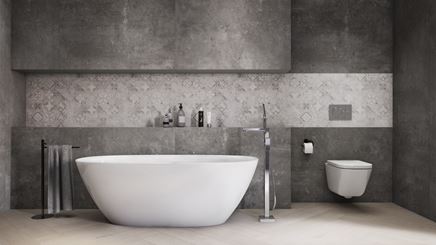 Szara łazienka z patchworkowym wykończeniem ścian w strefie kąpielowej