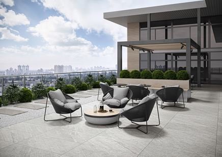 Nowoczesny taras w jasnej, kamiennej płytce