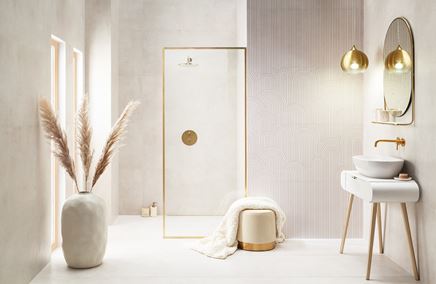 Beżowa łazienka w stylu glamour ze złotymi akcentami