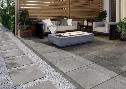Szare płytki Cerrad Cliff na stylowym tarasie
