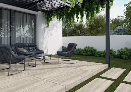 Nowoczesny taras z jasną płytką z wzorem drewna