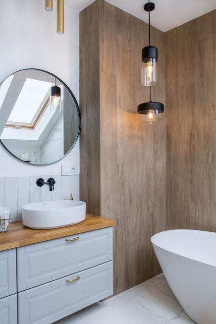 Detale łazienki z drewnem i białym marmurem 