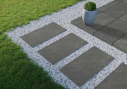 Detal grafitowej płytki tarasowej Cerrad Testo