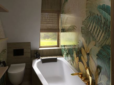Łazienka z egzotycznym obrazem ceramicznym nad wanną