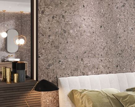 Ściana w sypialni wykończona szarymi płytami