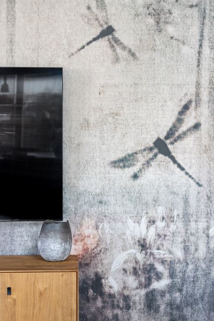 Detale ściany telewizyjnej w apartamencie w stylu loft