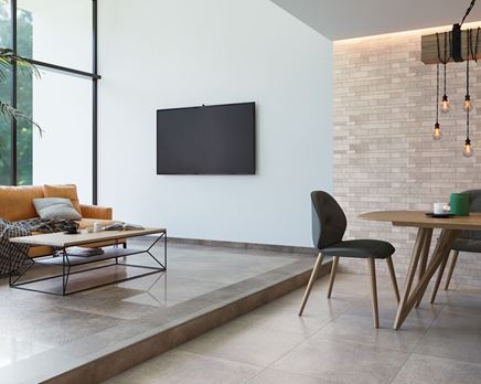 Salon z jadalnią wykończony szarymi płytkami Paradyż Riversand