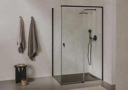 Szara łazienka z kabiną typu walk-in z czarnymi profile