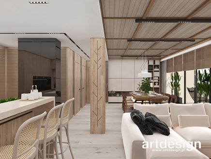 Wnętrze boho z drewnianymi panelami na suficie