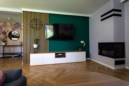 Butelkowa zieleń i lamele drewniane w salonie