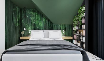 Zielona sypialnia z fototapetą pod skosem