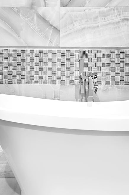 Kamienna mozaika w szarej łazience Dunin Woodstone