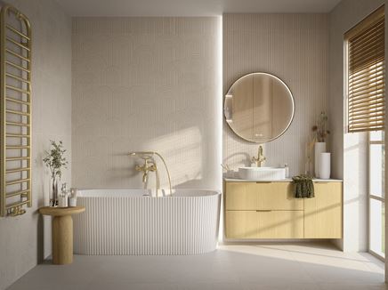 Jasna łazienka z dekorami i ryflowaną wanną