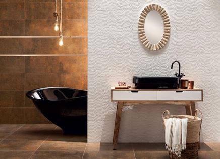 Aranżacja łazienki z miedzianą ścianą