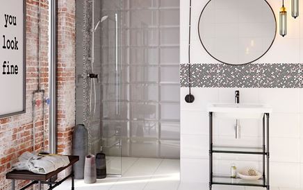 Eklektyczna łazienka ze ścianą ceglastą, kaflową i geometrycznymi dekorami
