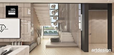 Stylowa klatka schodowa z designerskim żyrandolem