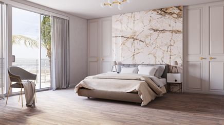 Jasna sypialnia w stylu glamour z kamienną ścianą