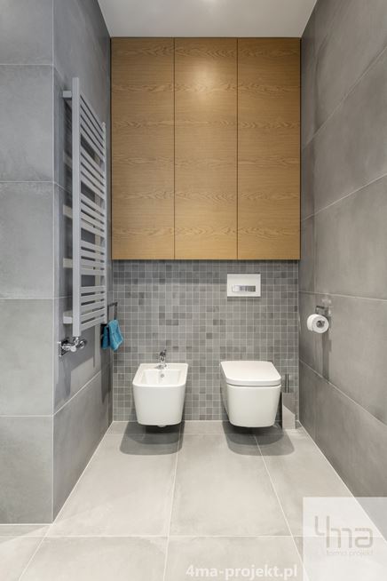 WC i bidet na tle szarej mozaiki