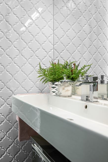 Detal ściany z białych płytek z kolekcji Dunin Arabesco