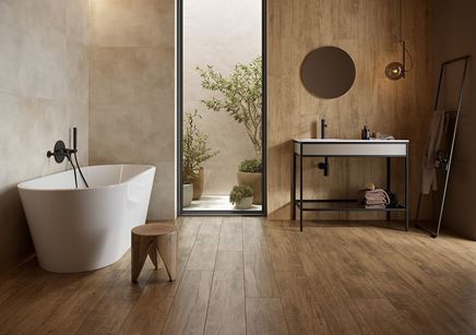 Jasny beton i beżowe drewno w łazience z wanną wolnostojącą