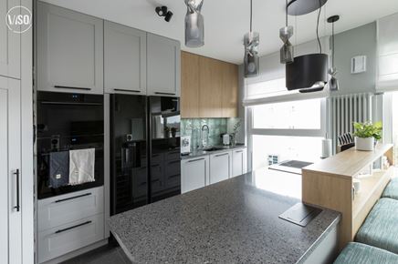 Otwarta, dwurzędowa kuchnia z oknem 