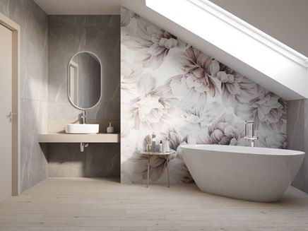 Łazienka na poddaszu z motywem florystycznym