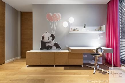 Strefa do nauki w pokoju dziewczynki z zabawną naklejką pandą