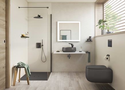 Beżowa łazienka z oknem z onyksową ceramiką