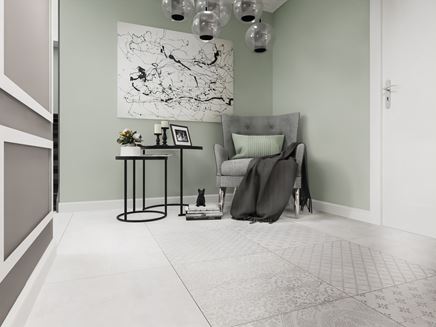 Korytarz w szarościach wykończony płytkami Azario Honshu