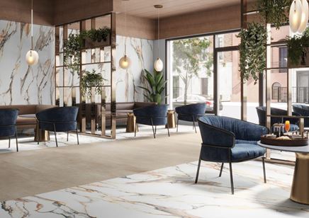 Restauracja glamour w biało-złotym marmurze