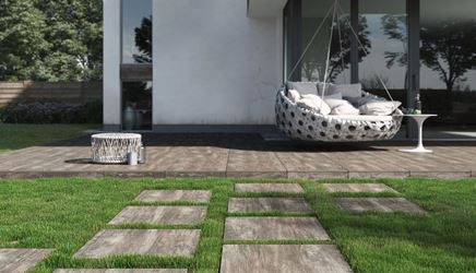 Taras i ogród z płytką o wyglądzie brązowego drewna