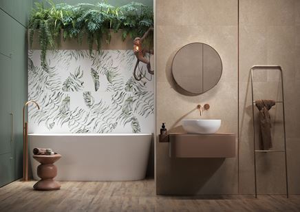 Beżowy kamień, drewno i roślinne kafle w łazience z wanną wolnostojącą