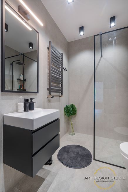 Szara łazienka w stylu minimalistycznym z prysznicem walk-in