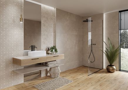 Beżowy kamień i drewno w łazience z kabiną walk-in