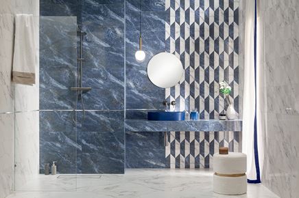 Biało-niebieska łazienka z heksagonalnymi dekorami