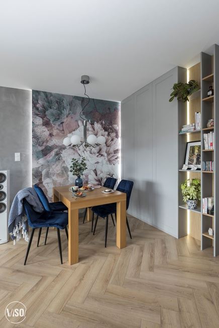 Jadalnia przy kwiatowej ścianie szarej szafie