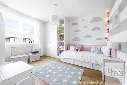 Kolorowe chmurki w białym pokoju dziecięcym