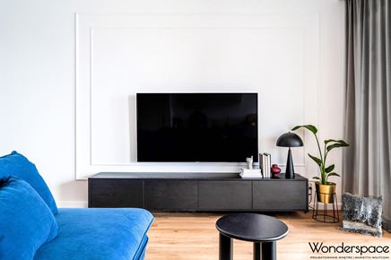 Biała ściana ze sztukaterią w salonie