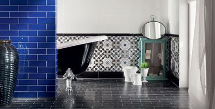 Łazienka z niebieskimi kaflami i patchworkową ścianą Tubądzin Barcelona