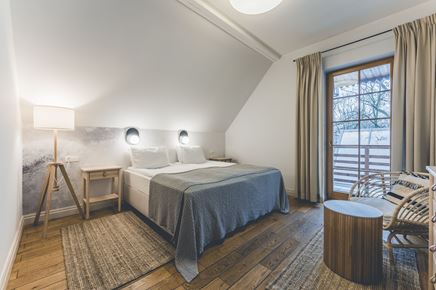 Przytulny pokój hotelowy w stylu skandynawskim
